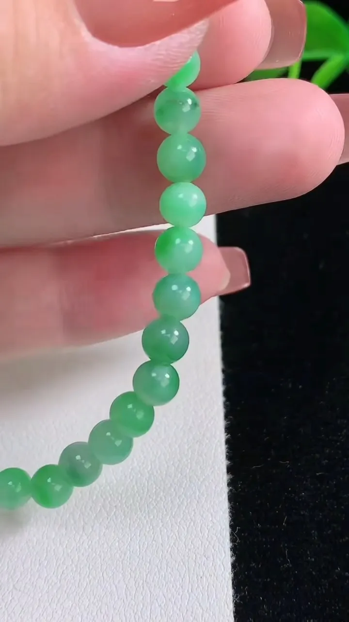 天然A货翡翠圆珠手串，尺寸5.5-33颗，重量:9.25g12月16日
工厂直销收藏佳品,种好水足，色泽均匀，有种有色，上手高大气！