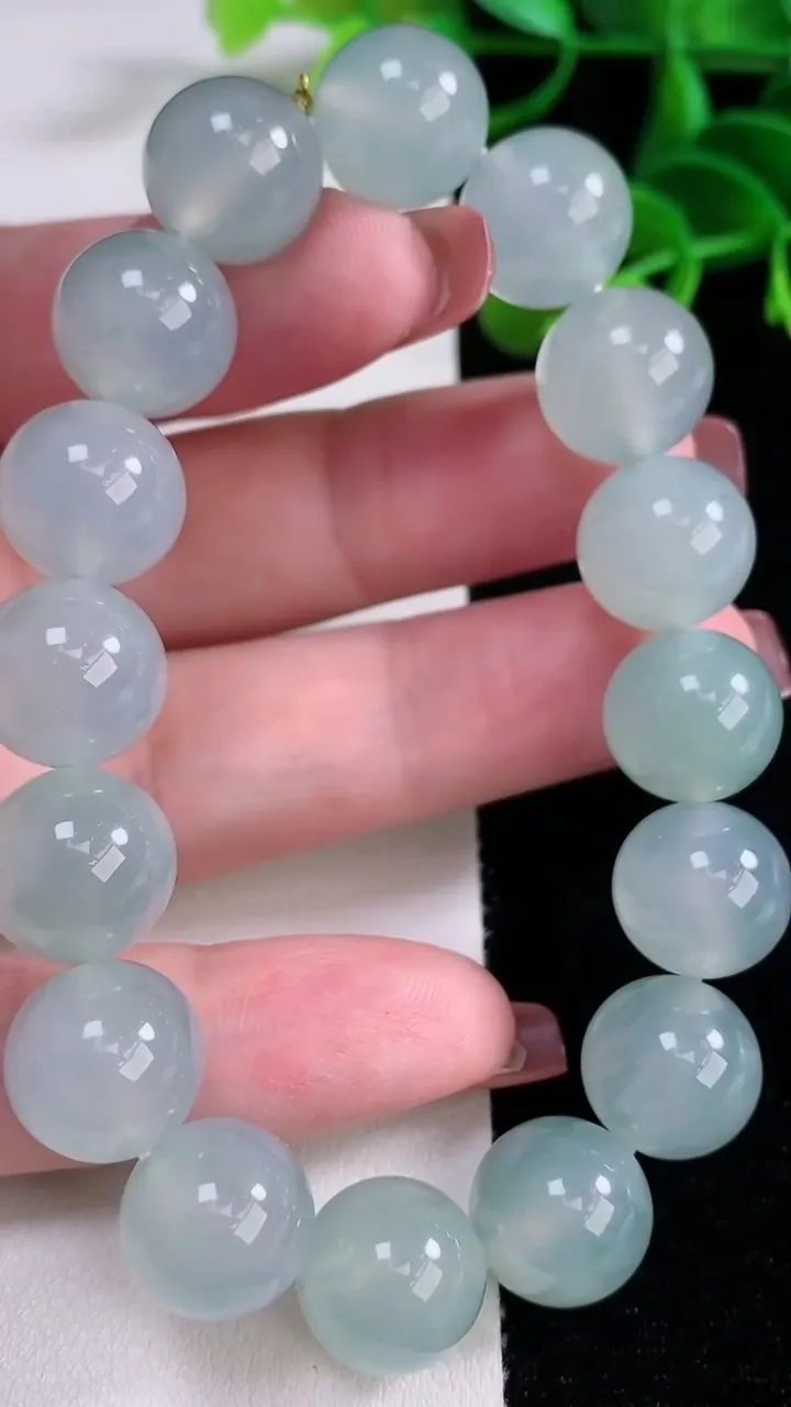 天然A货翡翠圆珠手串，尺寸12.5-16颗，重量:54.65g12月16日
工厂直销收藏佳品,种好水