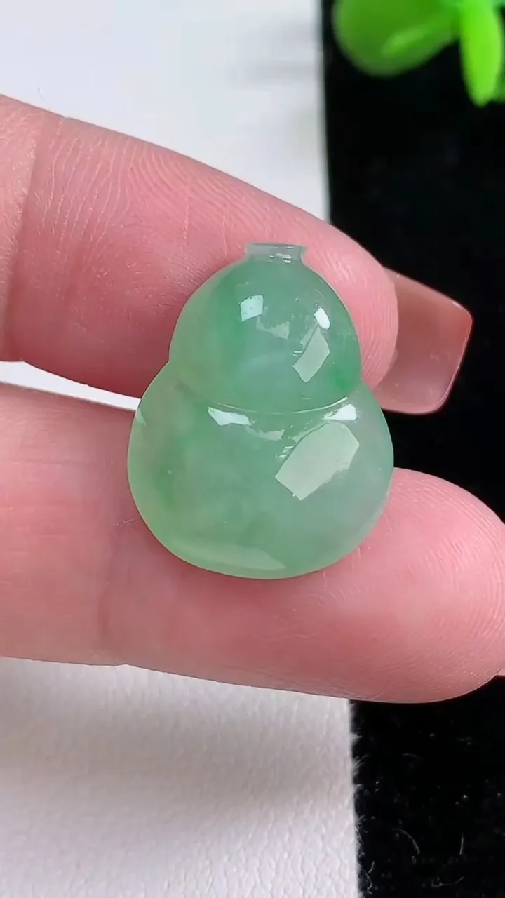 天然A货翡翠葫芦镶嵌件，尺寸21.3-17-5.6，重量:3.48g
12月16日