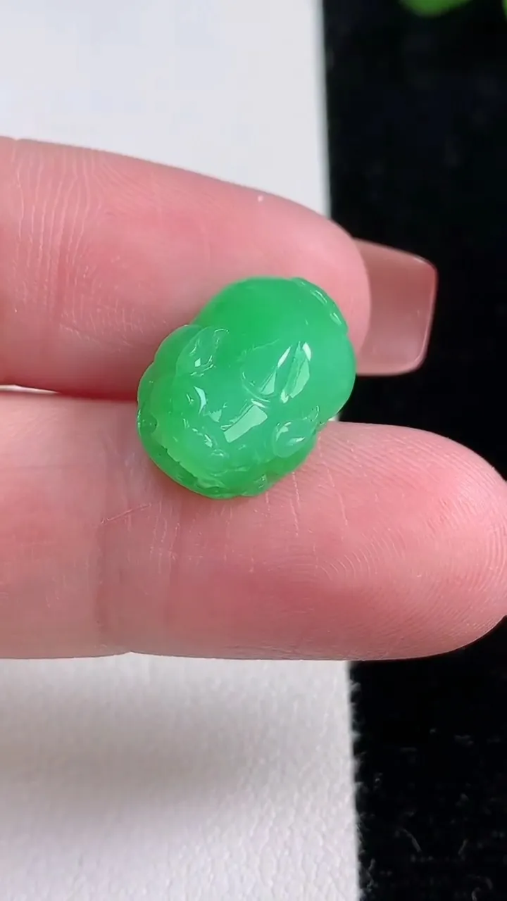 天然A货翡翠貔貅吊坠，尺寸16.2-11.6-6.8，重量:2.43g
12月16日