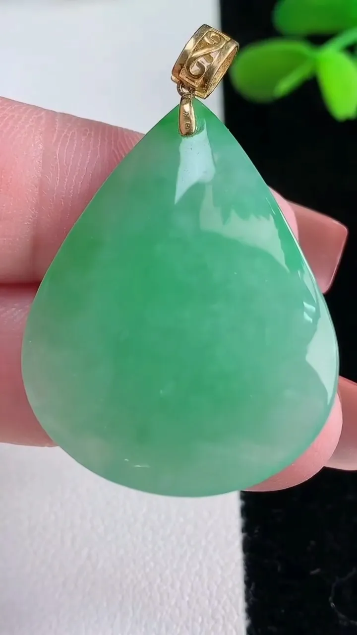 天然A货翡翠水滴吊坠，尺寸34.3-27.5-7.6，重量:10.91g
12月16日