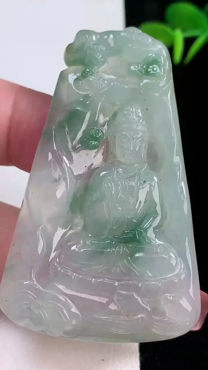 天然A货翡翠冰种飘花山水观音菩萨吊坠，尺寸59.4-37.8-5.2，重量:21.89g
12月16