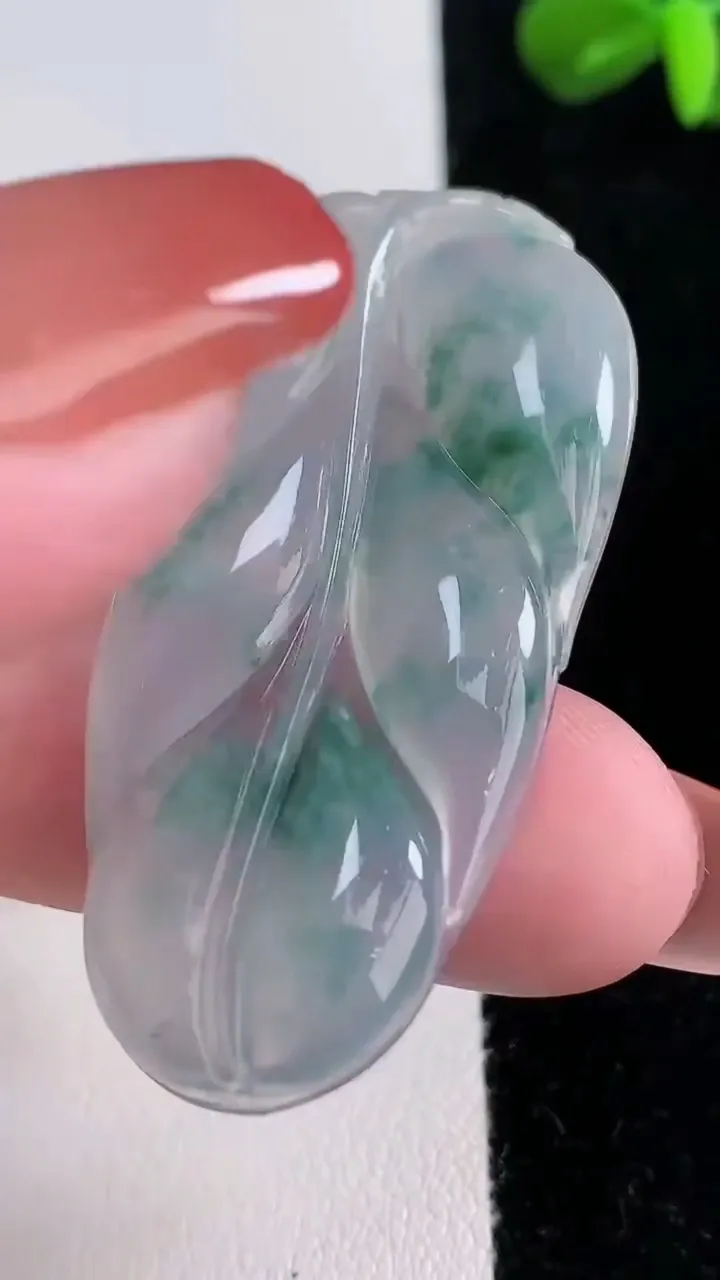 天然A货翡翠冰种飘花金枝玉叶 叶子吊坠，尺寸48.6-27-4.4，重量:10.33g
12月16日