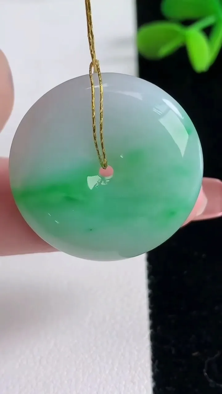 天然A货翡翠平安扣吊坠，尺寸28.3-5.6，重量:9.84g
12月16日