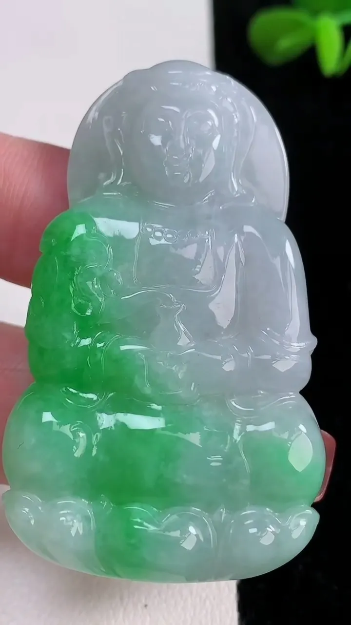 天然A货翡翠观音菩萨吊坠，尺寸54.7-33.2-5.4，重量:22.65g
12月16日