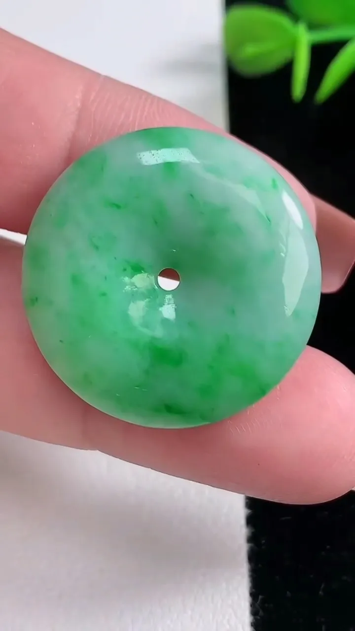 天然A货翡翠平安扣吊坠，尺寸27.6-5.6，重量:9.19g
12月16日