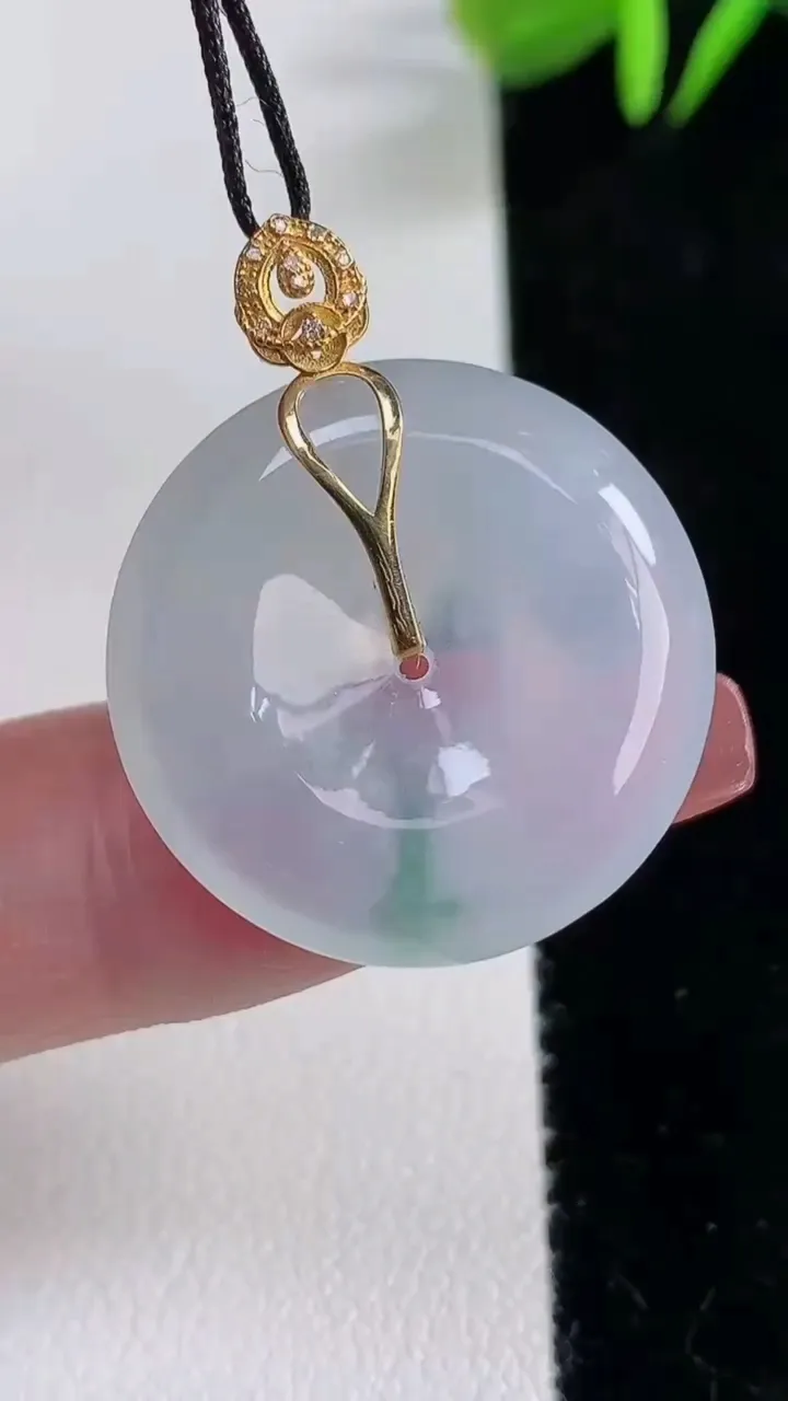 天然A货翡翠种飘花平安扣吊坠，尺寸24.5-5，重量:6.28g
12月16日