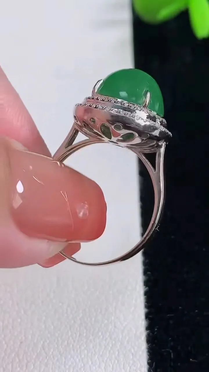 天然A货翡翠蛋面戒指，尺寸18-11-11.4，重量:4.43g2025年12月16日
工厂直销收藏佳品,种好水足，色泽均匀，有种有色，上手高大气！
