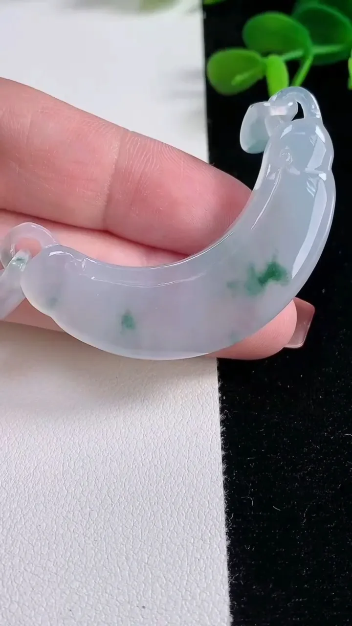 天然A货翡翠冰种飘花如意锁手牌，尺寸53.6-15.3-6.4，重量:18.43g
12月16日