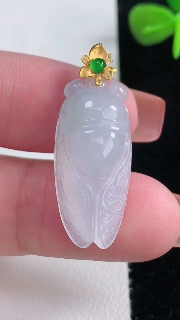 天然A货翡翠种白冰一鸣惊人吊坠，尺寸28.2-13-7.3，重量:4.52g
12月16日