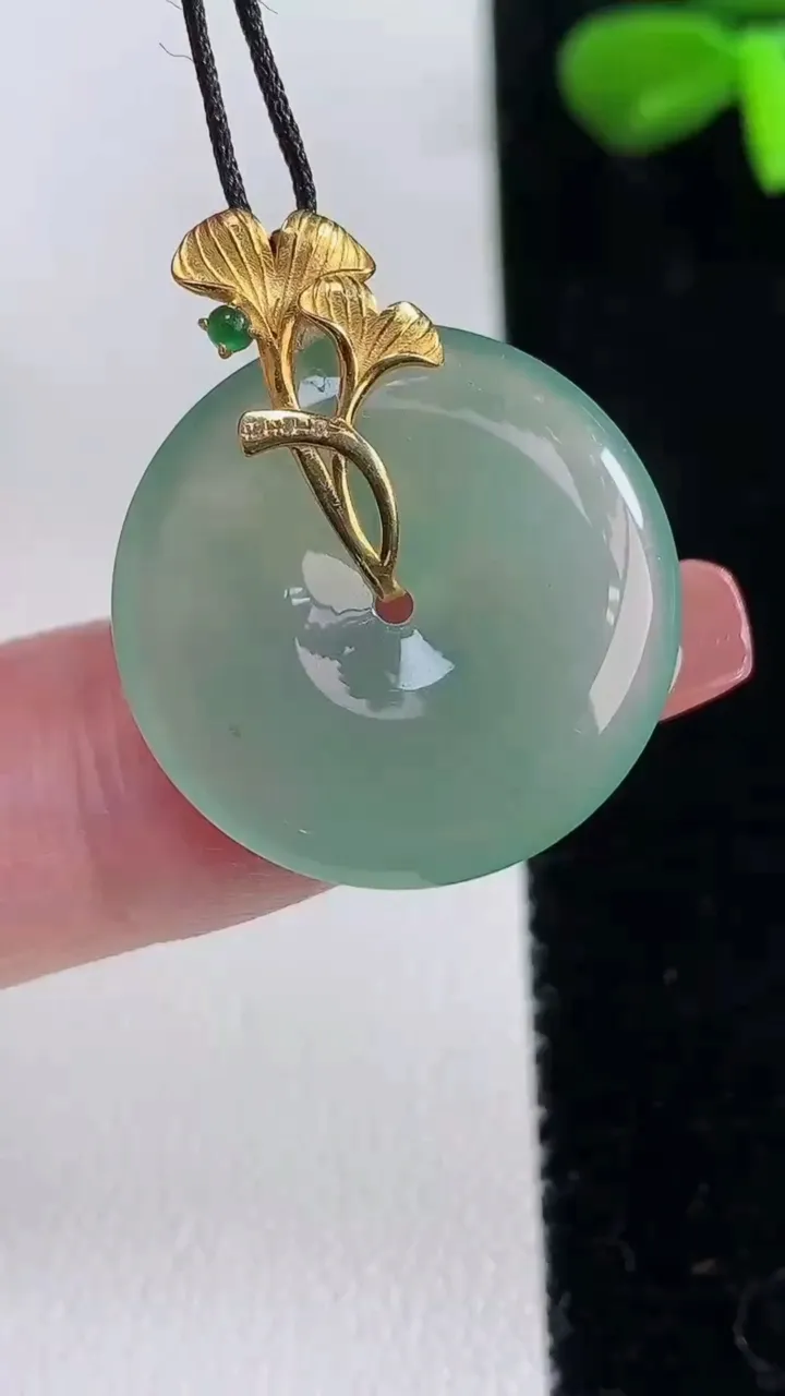 天然A货翡翠平安扣吊坠，尺寸22.5-4.1，重量:4.82g
12月16日