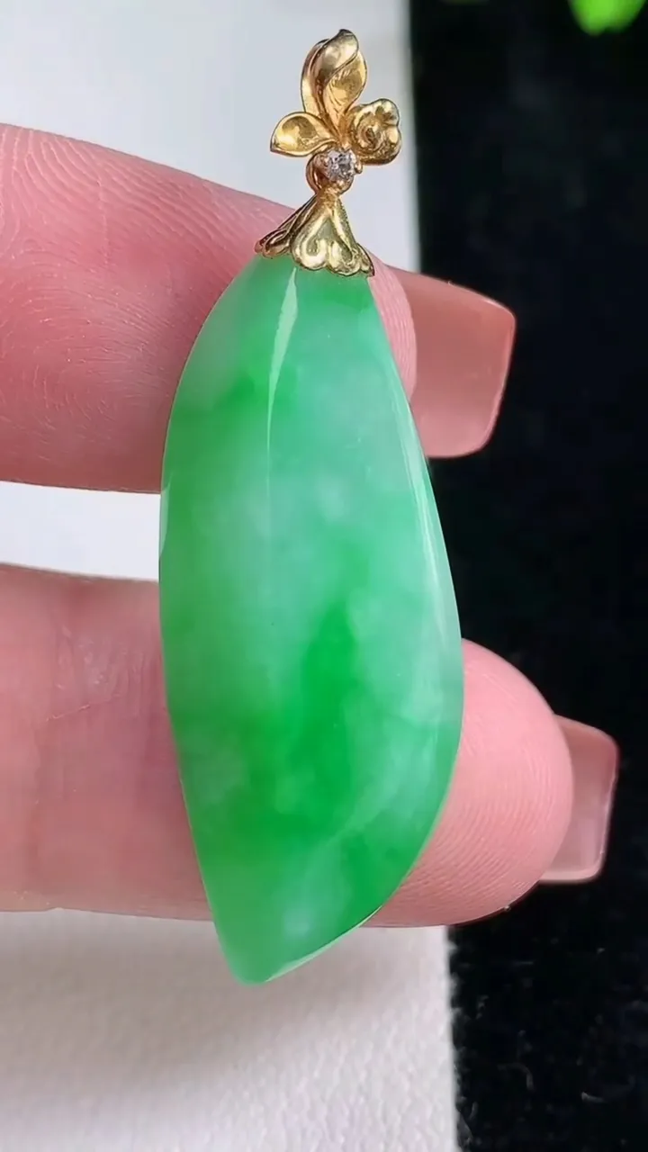 天然A货翡翠随形吊坠，尺寸36.7-14.3-7.2，重量:6.36g
12月16日