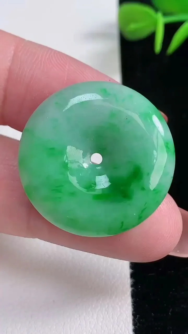 天然A货翡翠平安扣吊坠，尺寸27.6-5.6，重量:9.19g
12月16日