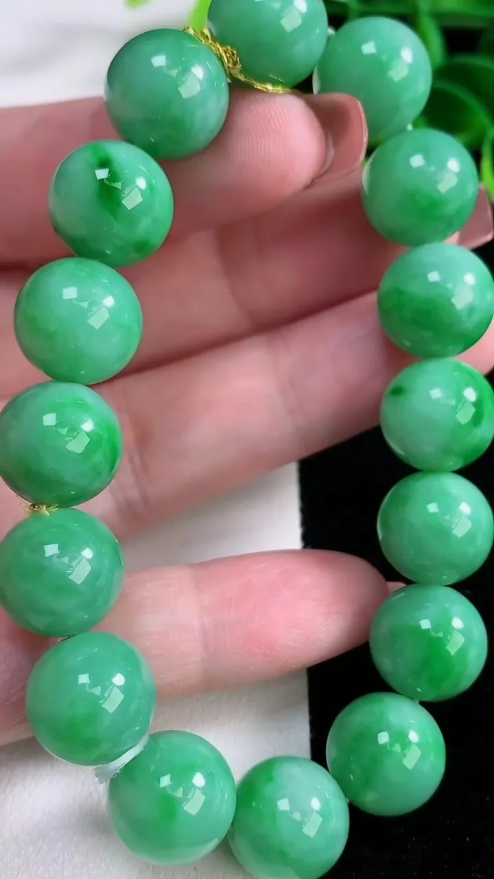 天然A货翡翠圆珠手串，尺寸12.5-16颗，重量:55.02g12月16日
工厂直销收藏佳品,种好水