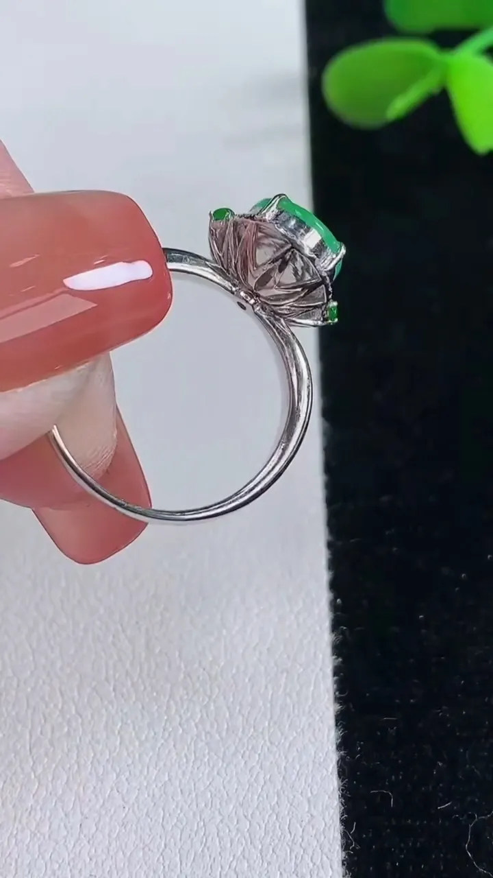 天然A货翡翠蛋面戒指，尺寸17-11.3-7.8-7.3，重量:4.31g2025年12月16日
工厂直销收藏佳品,种好水足，色泽均匀，有种有色，上手高大气！