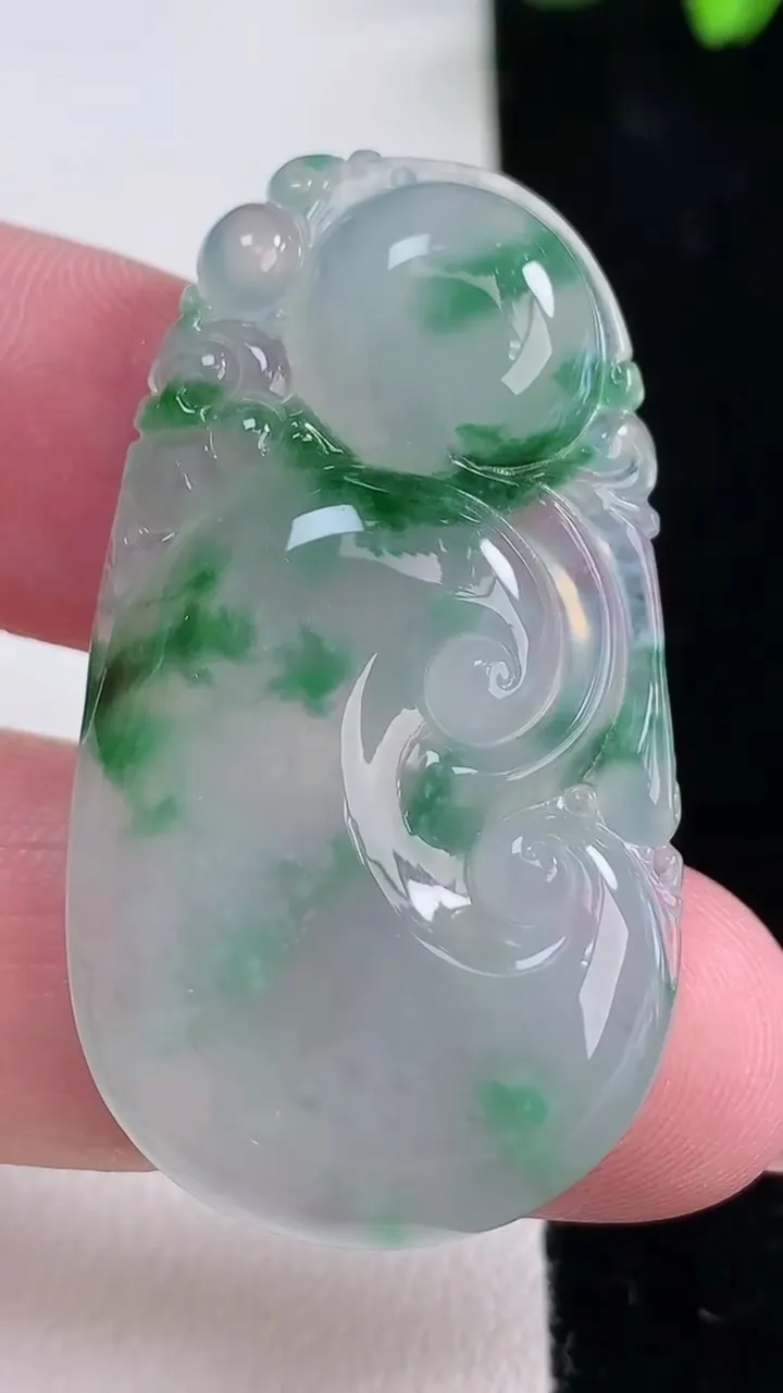 天然A货翡翠冰种飘花如意吊坠，尺寸43-24.2-5.2，重量:11.22g
12月16日