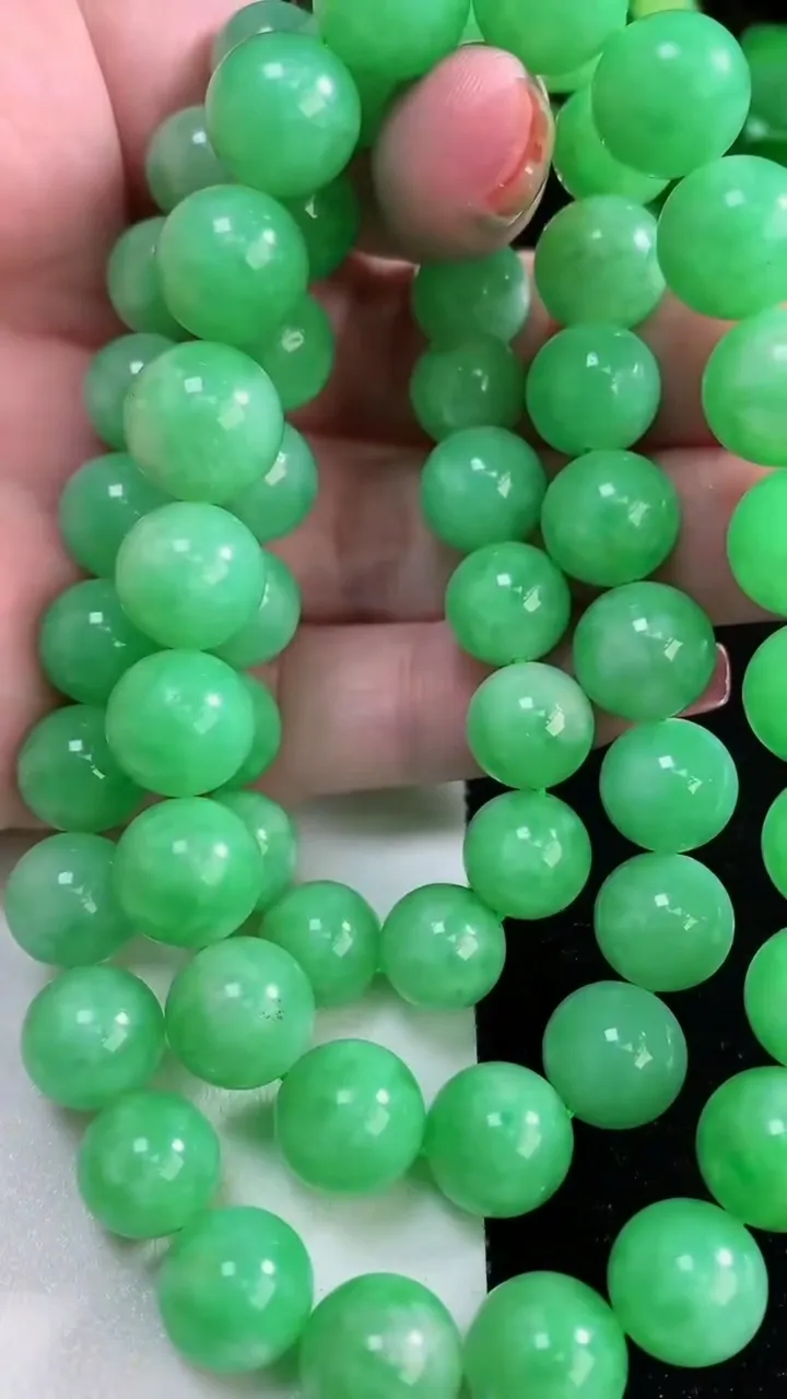 天然A货翡翠圆珠项链，尺寸12.2-58颗，重量:145.46g12月16日
工厂直销收藏佳品,种好水足，色泽均匀，有种有色，上手高大气！