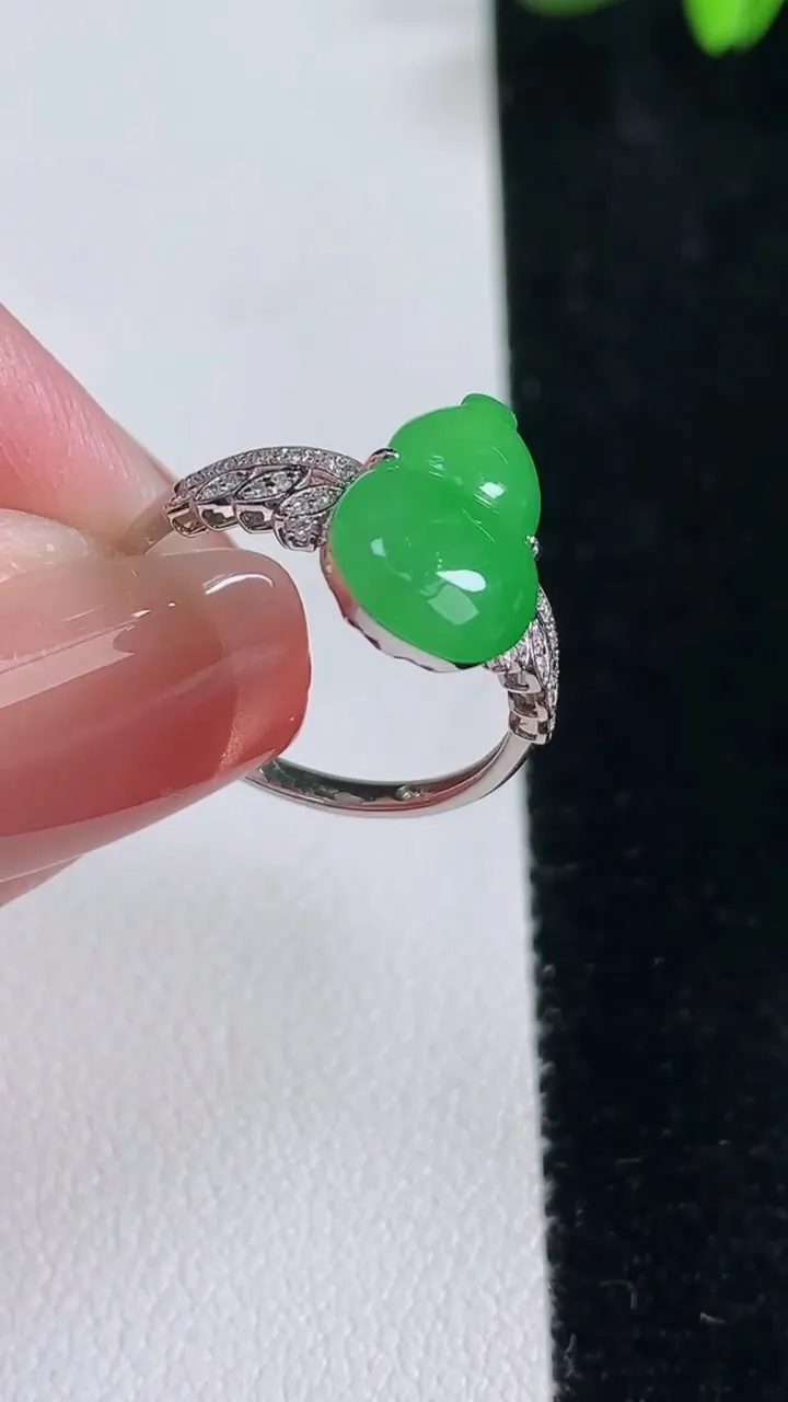 天然A货翡翠葫芦戒指，尺寸17.4-12.7-8.5-5.2，重量:2.34g2025年12月16日
工厂直销收藏佳品,种好水足，色泽均匀，有种有色，上手高大气！