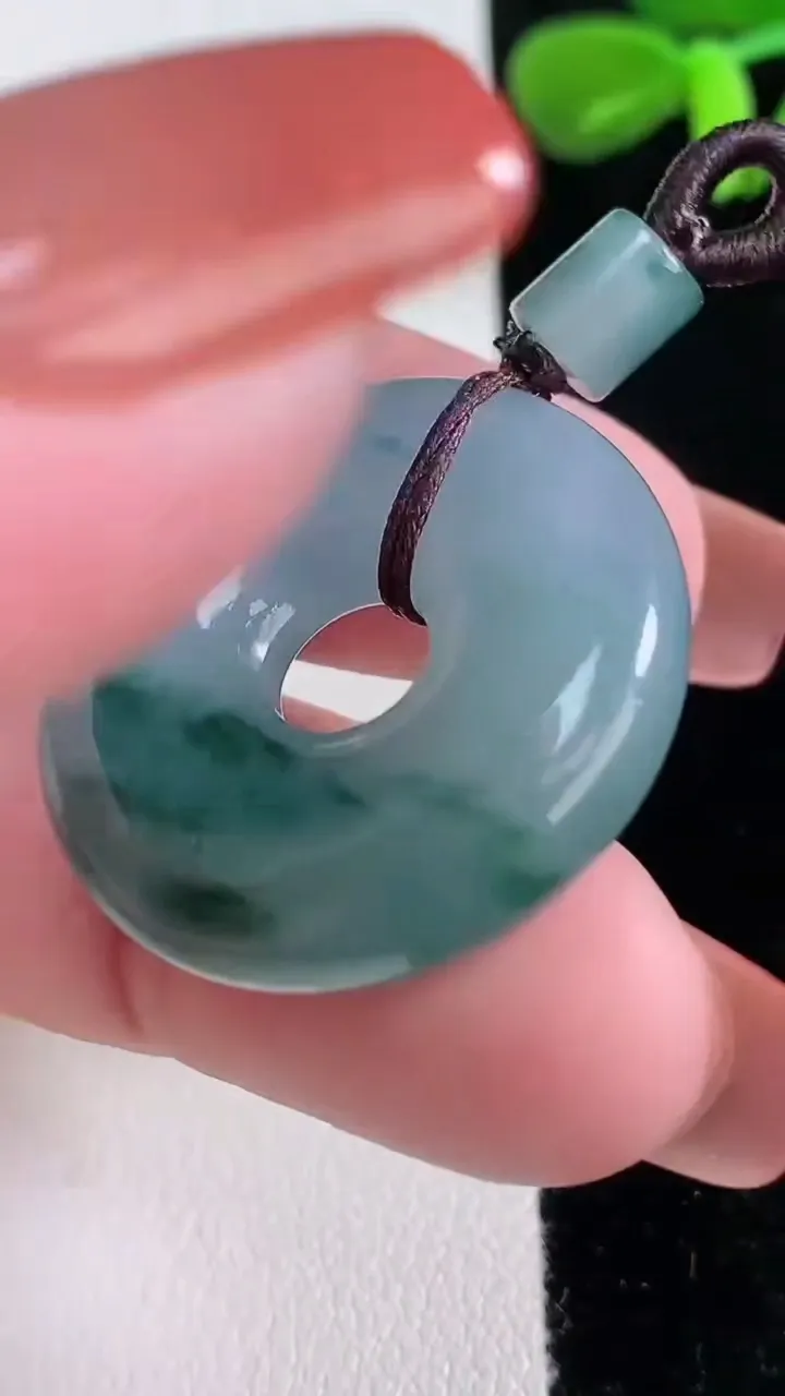 天然A货翡翠飘花平安环吊坠，尺寸28.6-6.8，重量:12.17g
12月16日