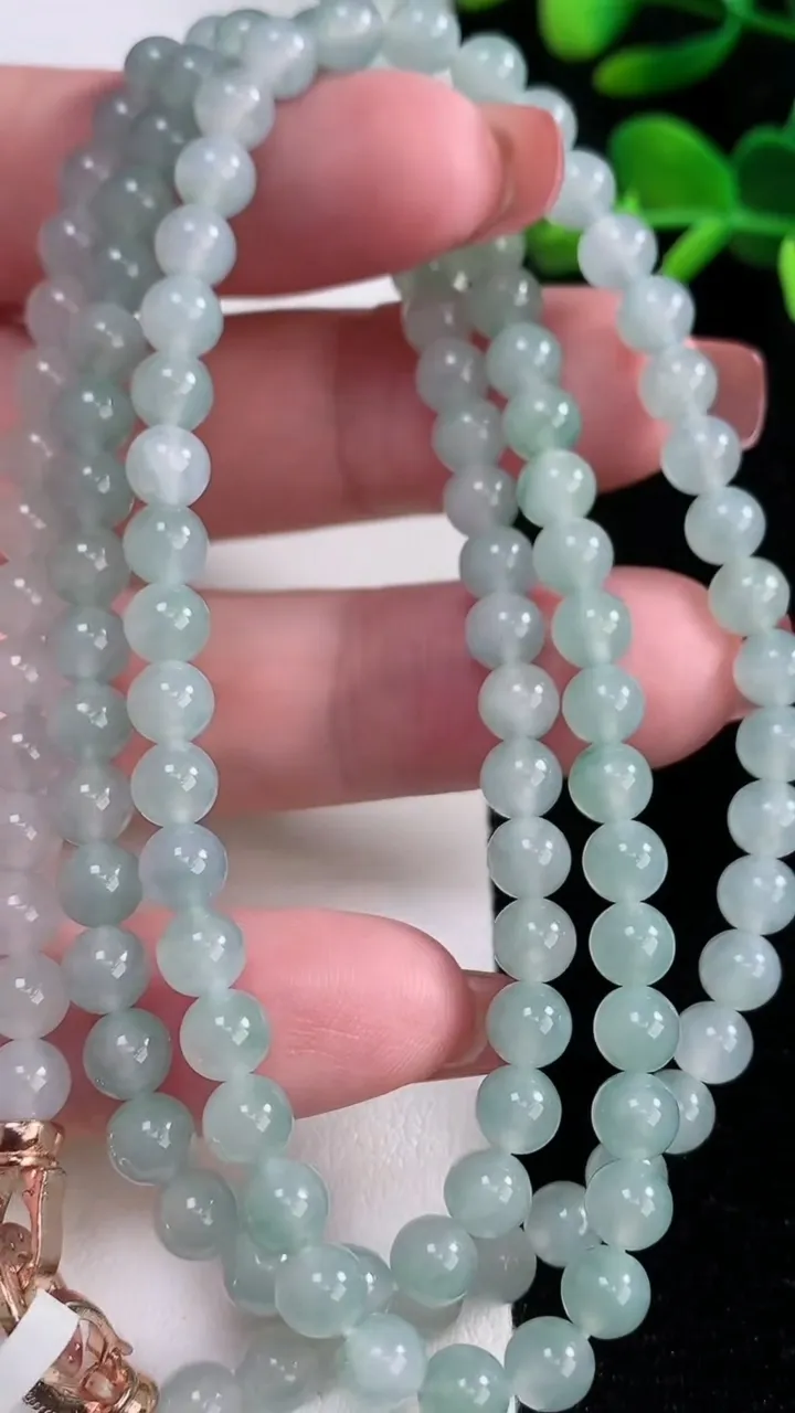 天然A货翡翠冰种飘花圆珠项链，尺寸5.3-118颗，重量:33.90g
12月16日