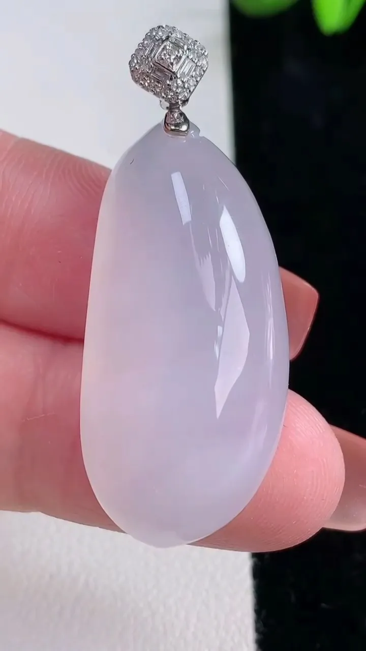 天然A货翡翠种白冰福瓜吊坠，尺寸35.6-17.2-9.4，重量:10.43g
12月16日