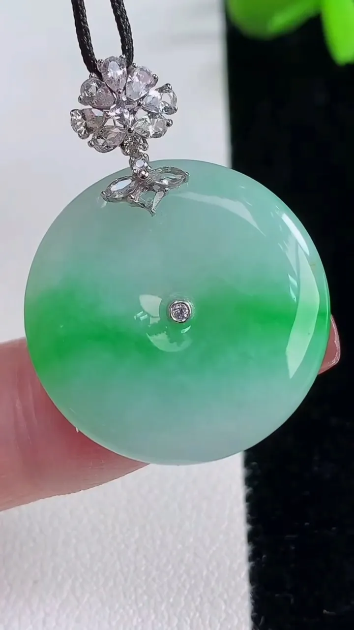 天然A货翡翠平安扣吊坠，尺寸25.1-3.8，重量:6.27g
12月16日