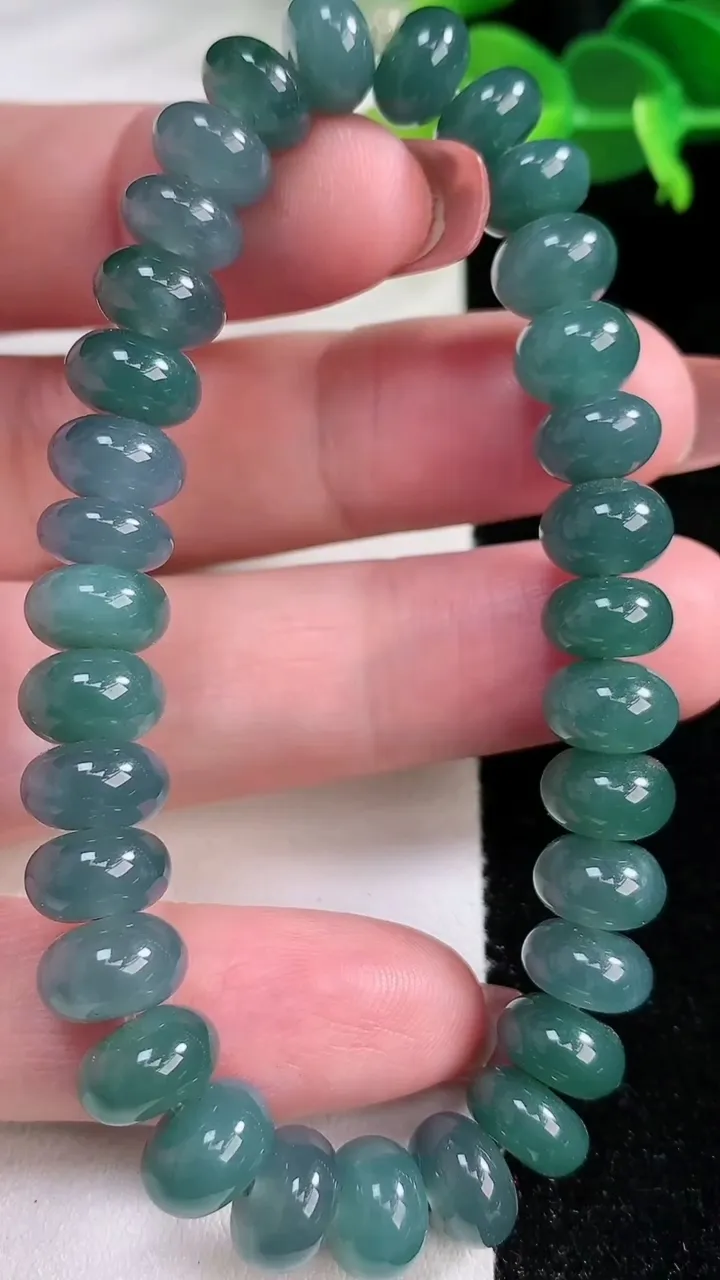 天然A货翡翠算盘珠手串，尺寸9.2，重:29.93g12月16日
工厂直销收藏佳品,种好水足，色泽均