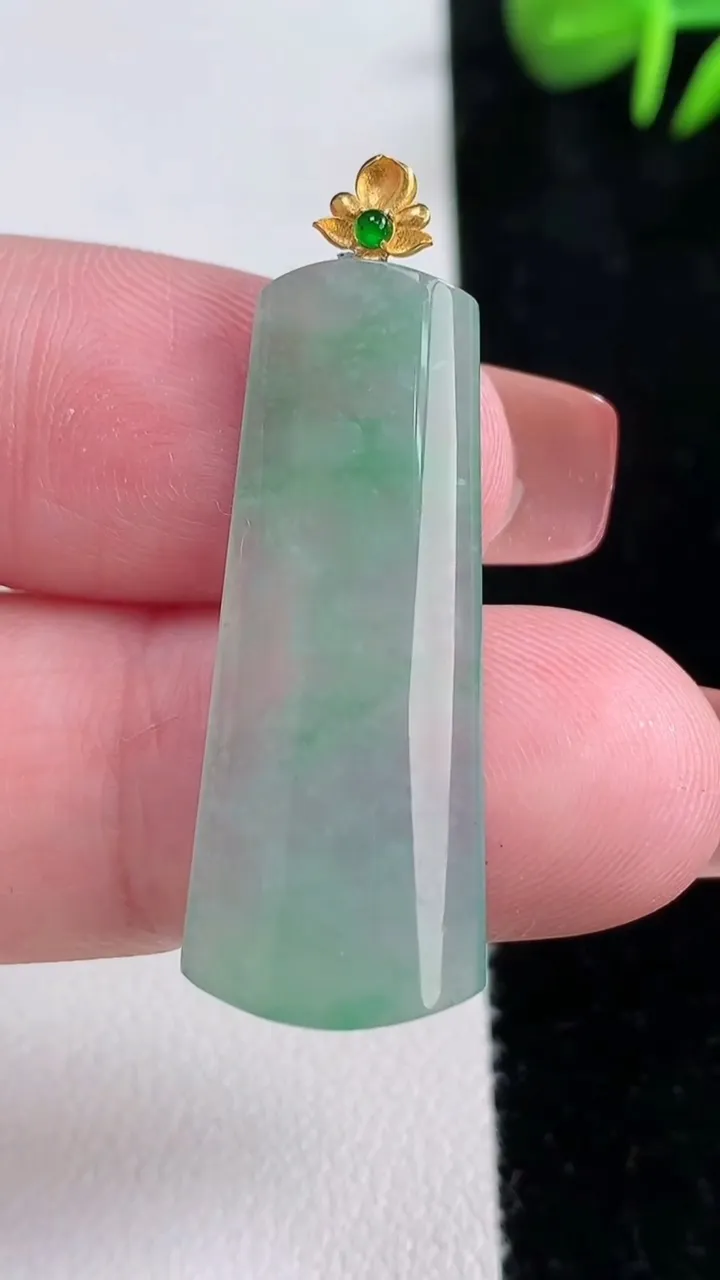 天然A货翡翠无事牌吊坠，尺寸32.8-13.5-4，重量:3.83g
12月16日