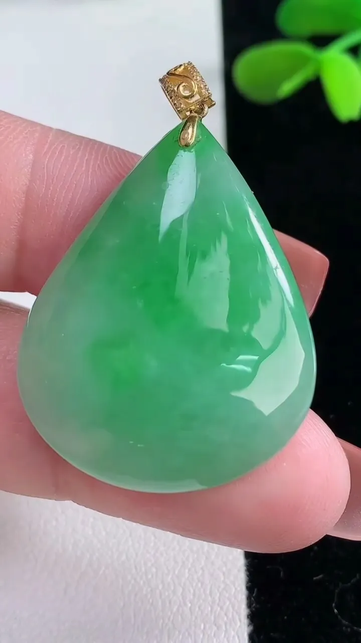 天然A货翡翠水滴吊坠，尺寸34.3-27.5-7.6，重量:10.91g
12月16日