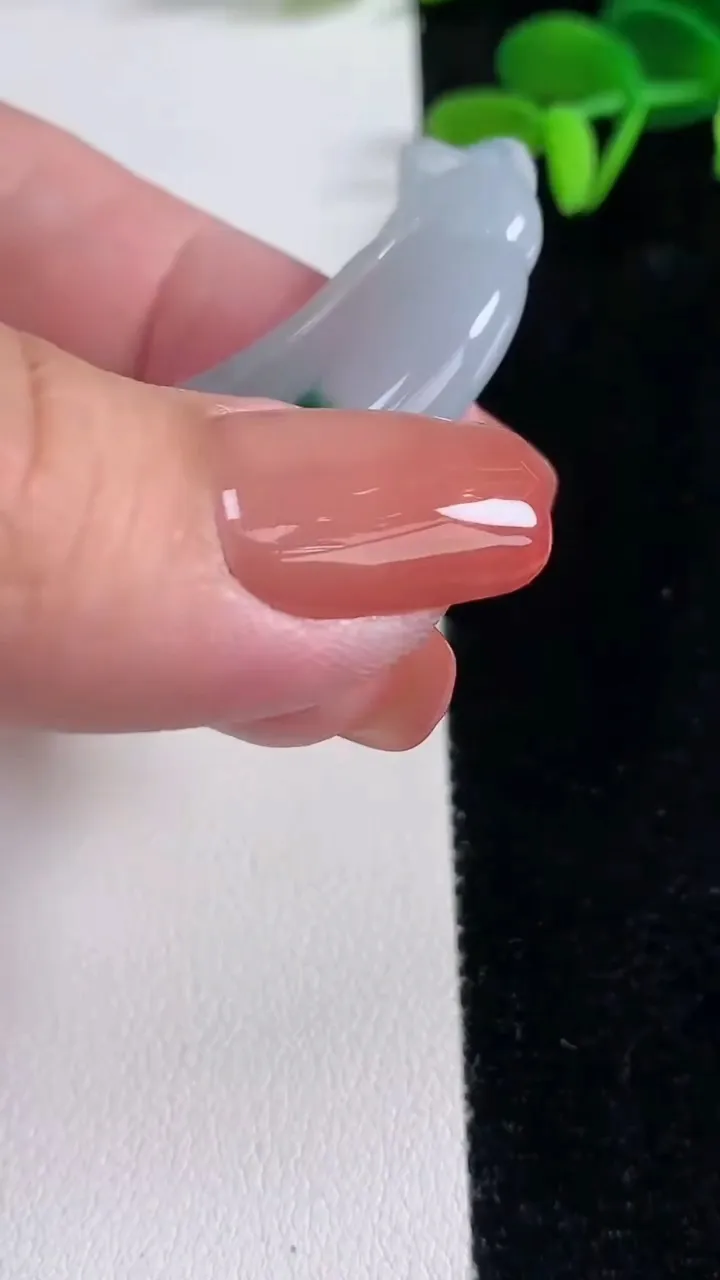 天然A货翡翠冰种飘花如意锁手牌，尺寸53.6-15.3-6.4，重量:18.43g
12月16日