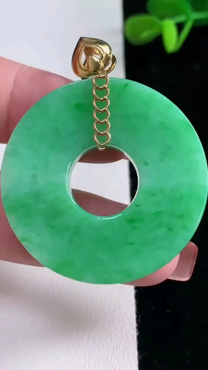 天然A货翡翠平安扣吊坠，尺寸38.2-6.4，重量:23.40g
12月16日