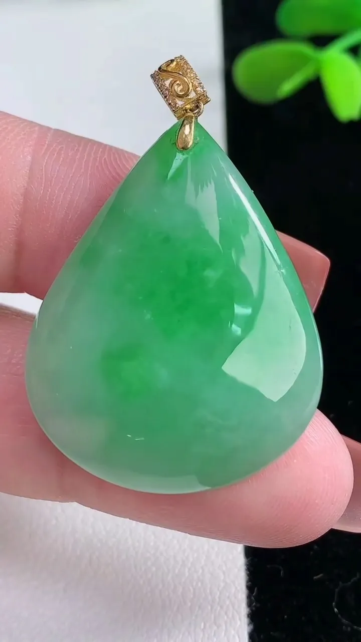天然A货翡翠水滴吊坠，尺寸34.3-27.5-7.6，重量:10.91g
12月16日
