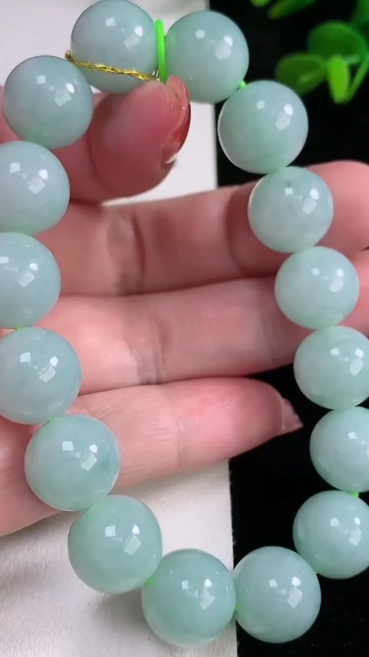 天然A货翡翠圆珠手串，尺寸13-16颗，重量:61.58g12月16日
工厂直销收藏佳品,种好水足，色泽均匀，有种有色，上手高大气！