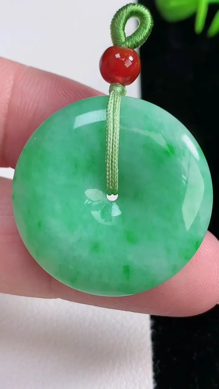 天然A货翡翠平安扣吊坠，尺寸29.8-5.6，重量:10.82g
12月16日