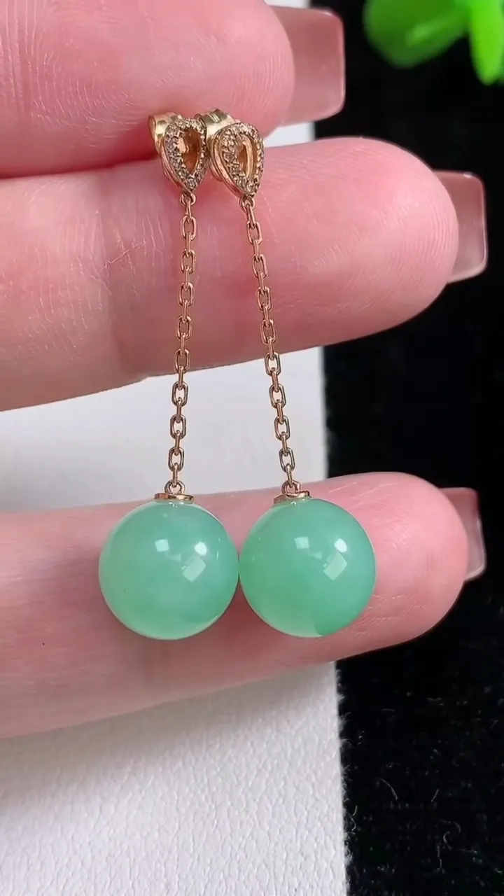 天然A货翡翠圆珠耳坠，尺寸10，重量:4.68g12月16日
工厂直销收藏佳品,种好水足，色泽均匀，