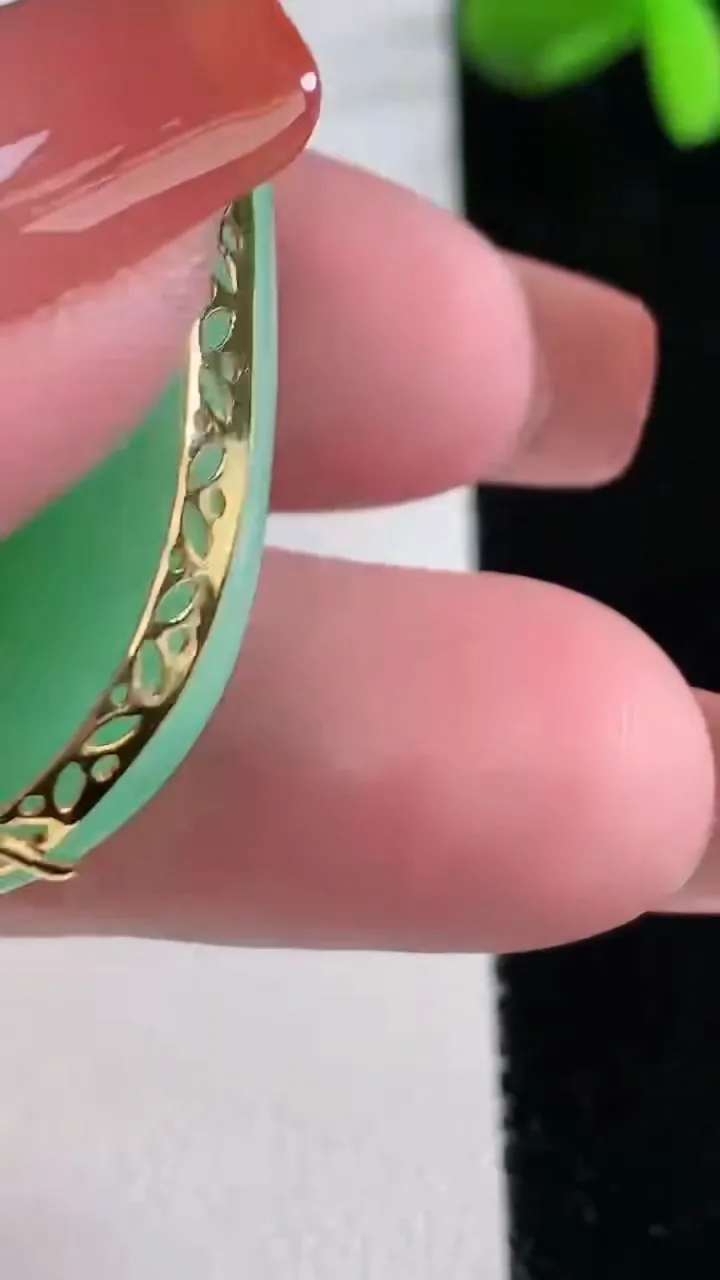 天然A货翡翠随形吊坠，尺寸46.2-38.8-17.8，重量:12.68g
12月16日