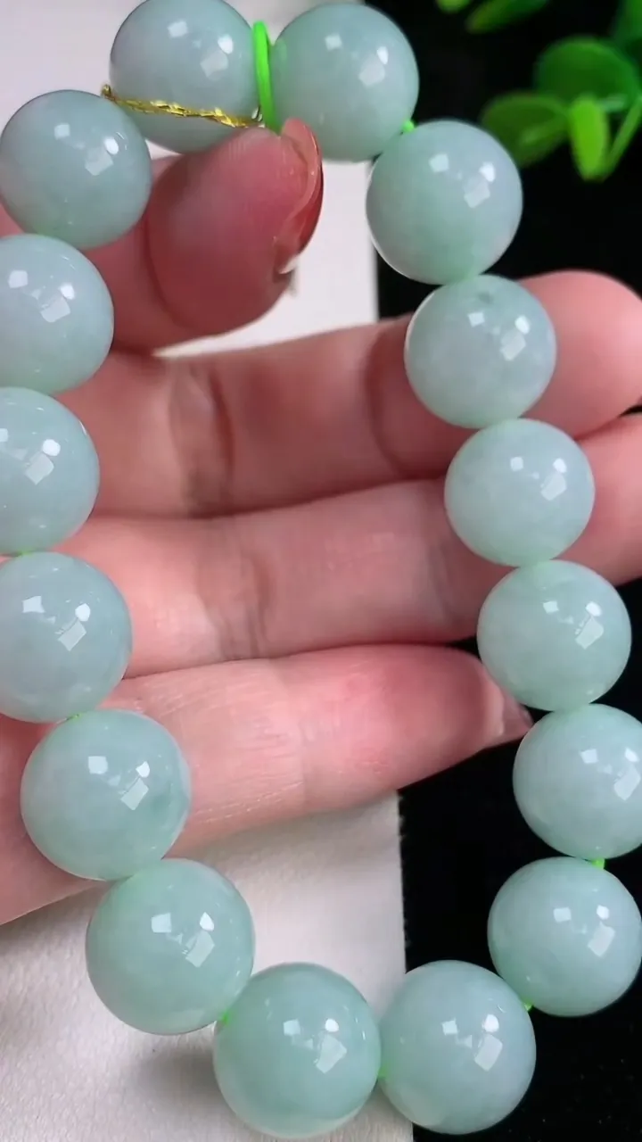 天然A货翡翠圆珠手串，尺寸13-16颗，重量:61.58g12月16日
工厂直销收藏佳品,种好水足，色泽均匀，有种有色，上手高大气！