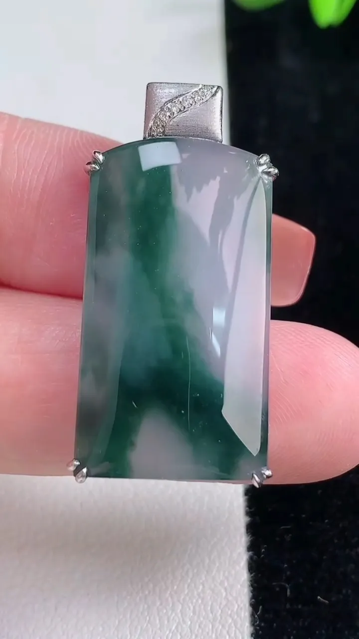 天然A货翡翠种飘花无事牌吊坠，尺寸35.5-29.2-16.8-5.2，重量:7.44g
12月16