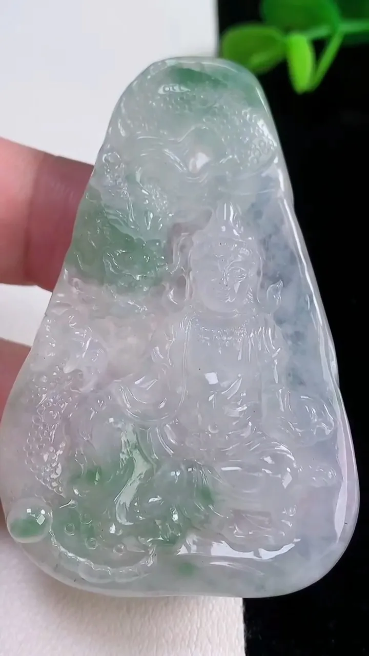 天然A货翡翠冰种飘花祥龙观音菩萨吊坠，尺寸62.8-40.8-7.6，重量:35.39g
12月16