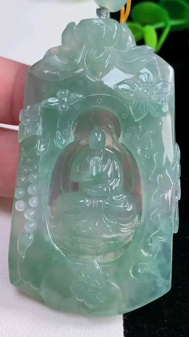 天然A货翡翠无相佛吊坠，尺寸73-42.3-7.2，重量:48.42g
12月16日
