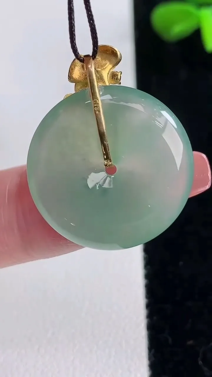 天然A货翡翠平安扣吊坠，尺寸22.5-4.1，重量:4.82g
12月16日