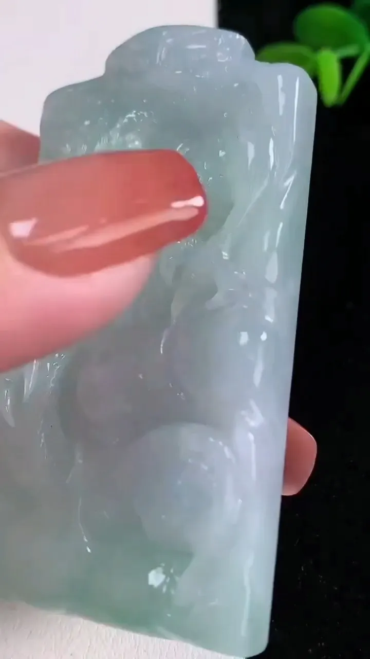 天然A货翡翠龙牌吊坠，尺寸72.2-41-9.2，重量:68.60g
12月16日