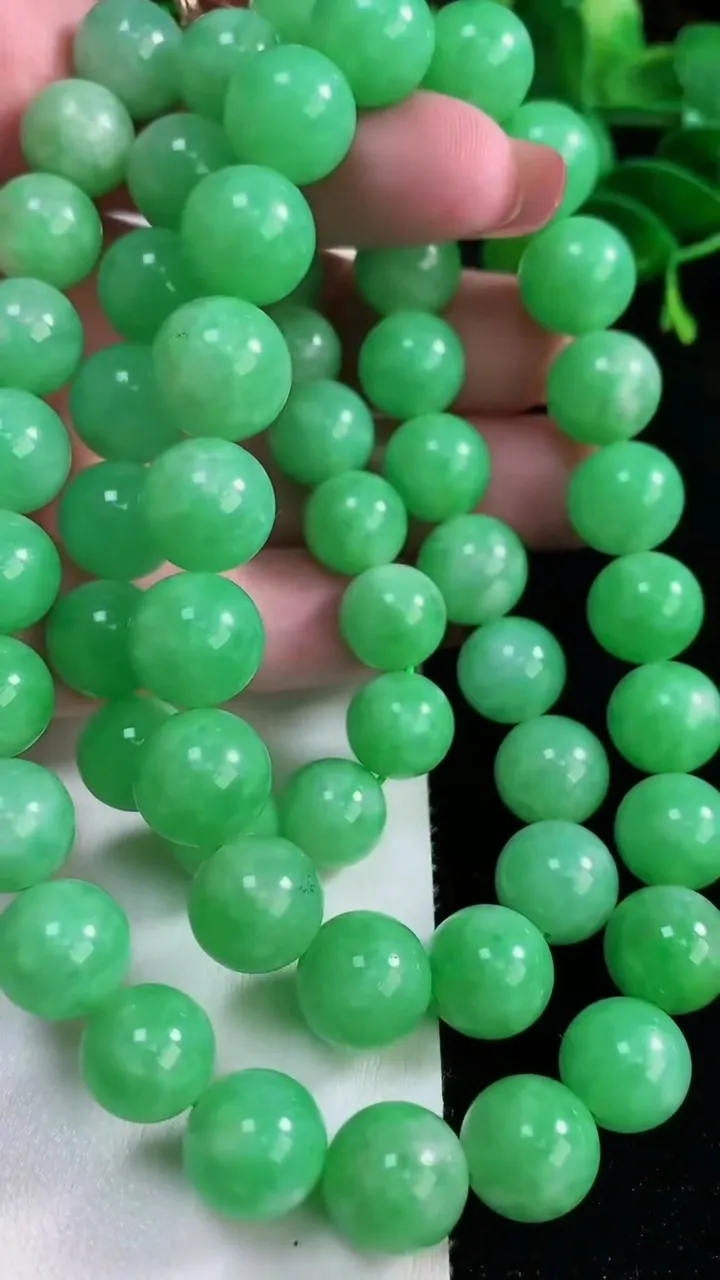天然A货翡翠圆珠项链，尺寸12.2-58颗，重量:145.46g12月16日
工厂直销收藏佳品,种好水足，色泽均匀，有种有色，上手高大气！