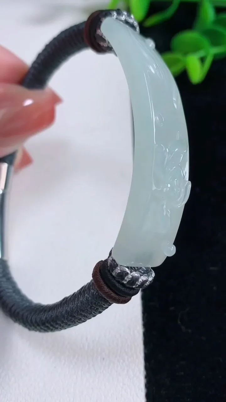 天然A货翡翠和和美美 荷花手绳，尺寸52.4-12.8-6.3，重量:23.15g
12月16日