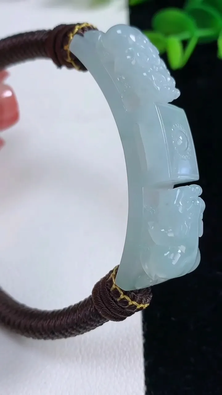 天然A货翡翠冰种飘花貔貅手绳，尺寸50-12-8.9，重量:28.73g
12月16日