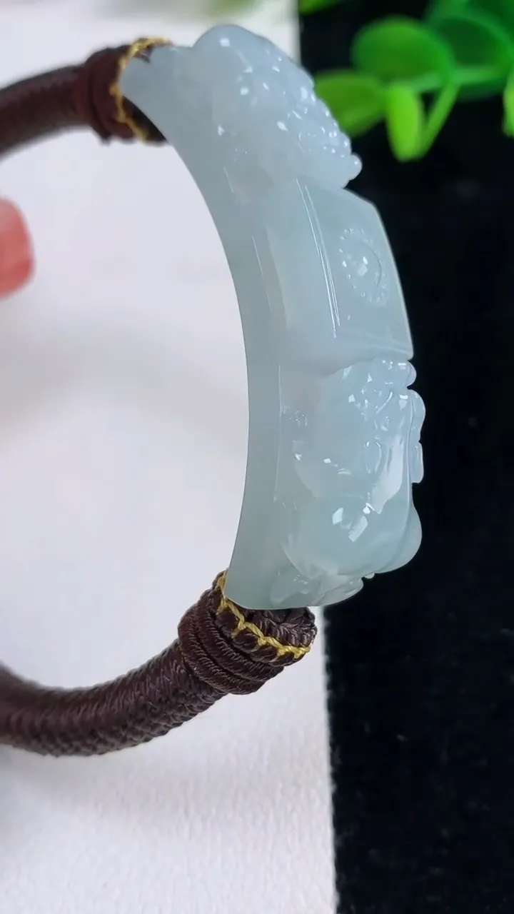 天然A货翡翠冰种飘花貔貅手绳，尺寸50-12-8.9，重量:28.73g
12月16日