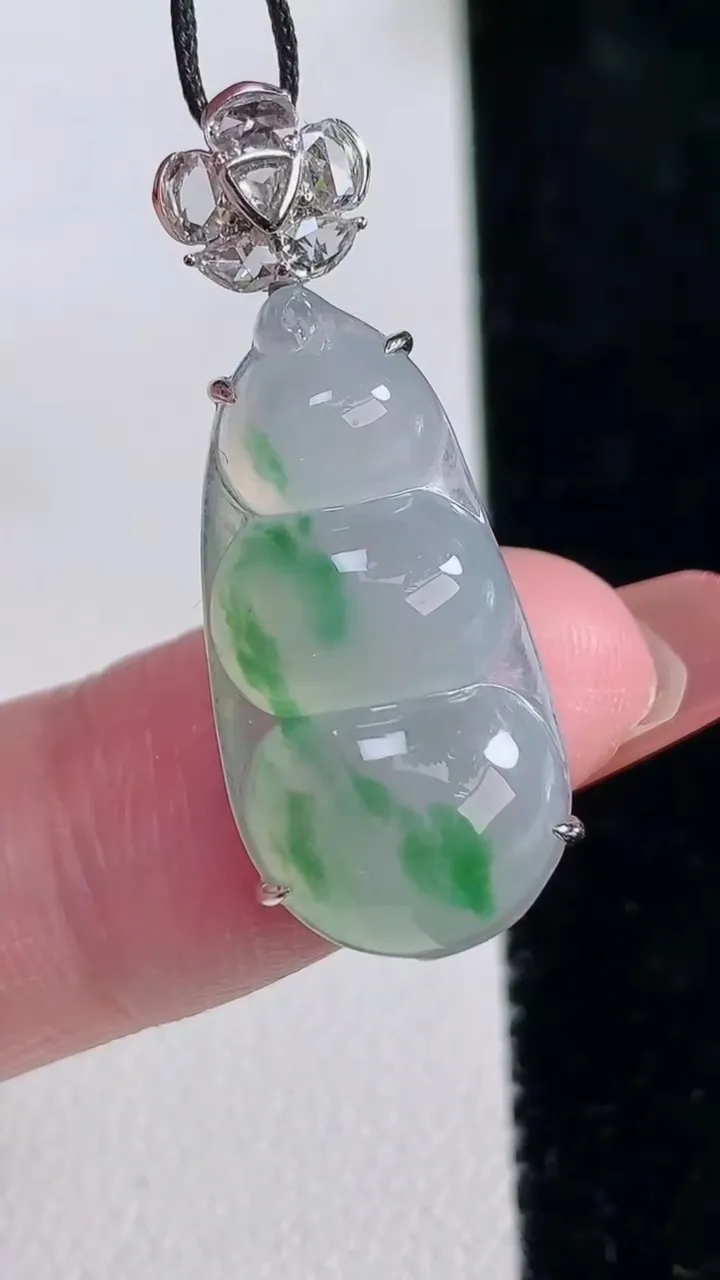 天然A货翡翠种飘花福豆吊坠，尺寸32.4-24.5-12.3-6.7，重量:4.03g
12月16日