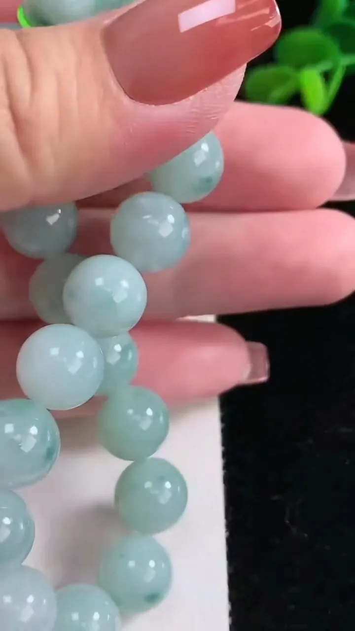 天然A货翡翠种飘花圆珠手串，尺寸10.8-19颗，重量:41.98g12月16日
工厂直销收藏佳品,种好水足，色泽均匀，有种有色，上手高大气！