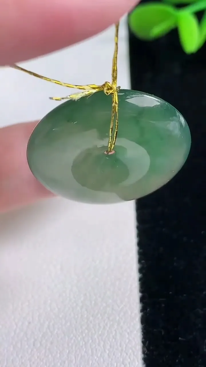 天然A货翡翠平安扣吊坠，尺寸26.3-5.8，重量:8.17g
12月16日