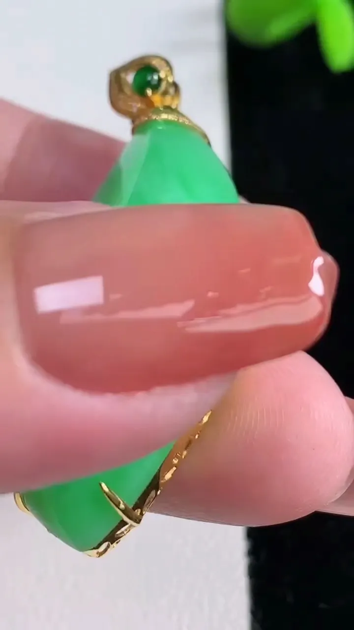 天然A货翡翠随形吊坠，尺寸46.2-38.8-17.8，重量:12.68g
12月16日